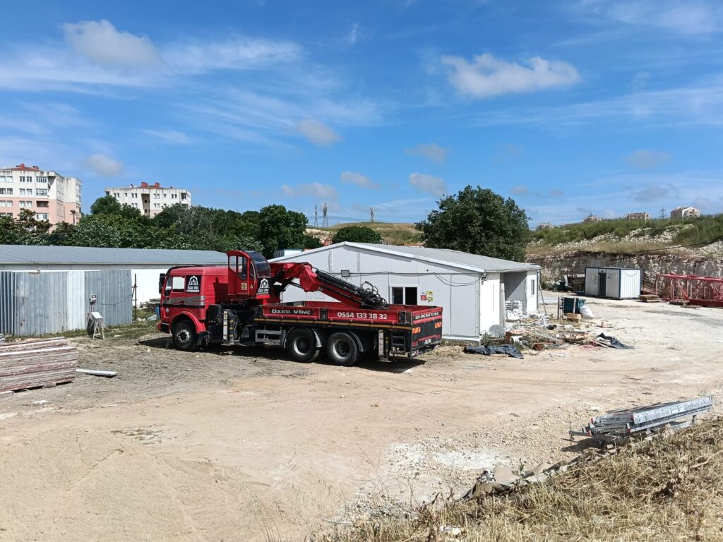 Arnavutköy vinç kiralama hizmetinde kullanılan mobil ve hiyap vinç